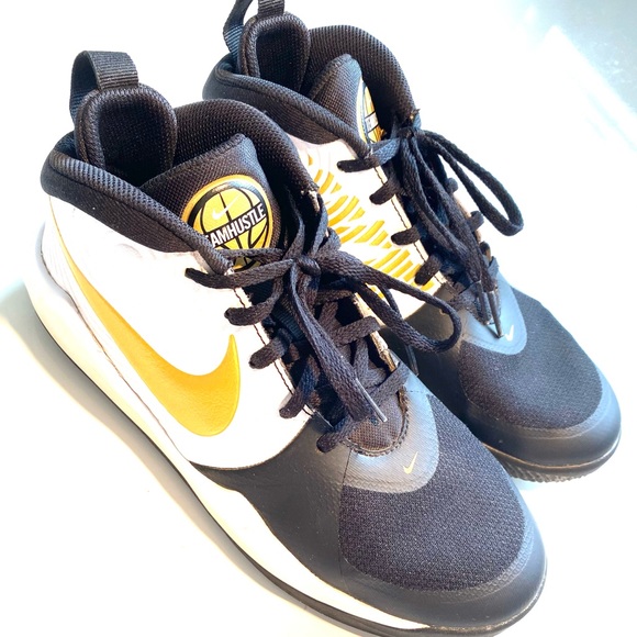 Nike Other - Nike Basketball Team Hustle Shoes